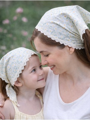 Anne Kız Kombin Bandana – Pamuklu Papatya Desenli Dantelli Bağlamalı Saç Bandı Seti