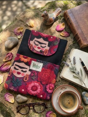 Tadsy Frida Kahlo Desenli Kitap Kılıfı Şık ve Koruyucu Cepli Kitap Kılıfı Çok Amaçlı Çanta Hediye 19X25 cm