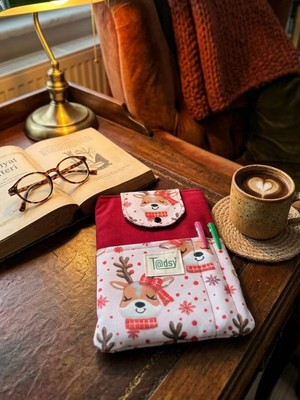 Tadsy Geyikli Kitap Kılıfı Şık ve Koruyucu Cepli Kitap Kılıfı Çok Amaçlı Çanta 19X25 cm