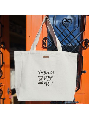 Bumudur Aksesuar Koyu Gri Kum Saati Logo Tasarımı ve Yazı Modern Zarif Sabır Karşılığını Verir Baskılıı Naturel Kanvas Bez Çanta Sap Beyaz Cırt Cırtlı Suluk Tutuculu - Küçük