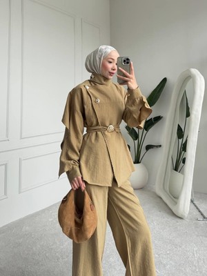 Cardella Perla Pelerin Detaylı Kemerli Gold Düğmeli Ikili Takım – Şık ve Modern Kombin