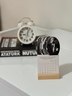 TeknoKapsül 2026 Atatürk Takvimi Ahşap Ayaklı Atatürk Temalı Mini Özel Tasarım Takvim, Atatürk 2026 Takvim