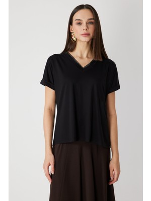 On Kadın Yakası Zincirli V Yaka T-Shirt 71352 Siyah