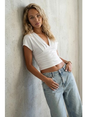 Madmext Beyaz Büzgülü Kruvaze Yaka Sandy Bluz MG2781