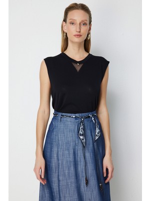 On Kadın Yakası Aksesuarlı Kolsuz Bluz 70360 Siyah