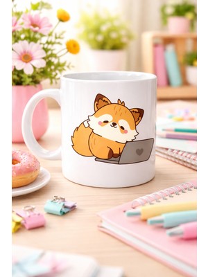 Sevimli Tilki Tasarımlı Porselen Kupa Model 115 – Laptoplu Tatlı Tilki Figürlü Ofis & Ev Kull