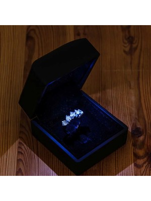 Inure Jewelry Gümüş Işıklı Kutulu 5 Taş Kadın Yüzük