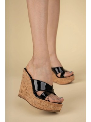 Ayakkabı Ateşi Kadın Siyah Rugan Mantar Çapraz Dolgu Topuklu Terlik