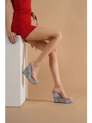 Ayakkabı Ateşi Siyah - Beyaz Yılan Desen Şeffaf Bant Dolgu Topuklu Kadın Terlik Adoles