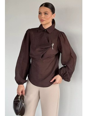 Gülseli Kadın Degaje Yaka Broş Detaylı Bluz P-00020980