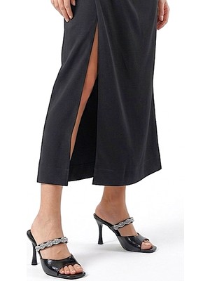 Gökhan Talay Luma Esnek Yumuşak Kaymaz Taban (8 Cm) Siyah Rugan  Tek Bant Burgu Gümüş Bantlı Kadın Topuklu Terlik