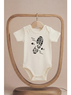 Pamuk Saray Organik %100 Pamuklu Babamın Adımları Baskılı Kısa Kollu Çıtçıtlı Bebek Body Badi Zıbın