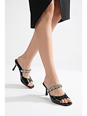 Fiore Ayakkabı Lyra Esnek Yumuşak Kaymaz Taban (4 Cm) Siyah Rugan  Tek Bant Burgu Gümüş Bantlı Kadın Topuklu Terlik