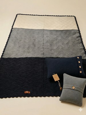 Kraftella Bambu Karışımlı Örgü Tv Battaniyesi Seti 3’lü – 170X100 Battaniye + 70X40 Lacivert Yastık + 40X40 Gri Kırlent – Kadın Girişimci Üretimi