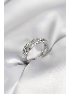 Buğz Zirkon Taşlı Puntalı Gümüş Renk Kadın Yüzük