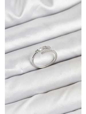 Buğz Pirinç Gümüş Renk Kalpli Detaylı Zirkon Taşlı Kadın Yüzük