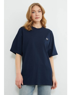 FullaModa Kalp Nakışlı Bisiklet Yaka Salaş Tişört