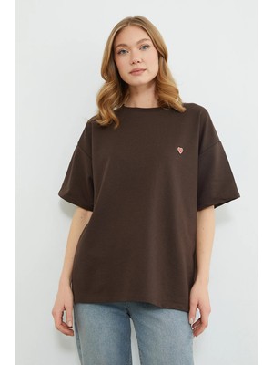 FullaModa Kalp Aksesuarlı Bisiklet Yaka Salaş Tişört