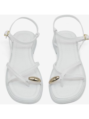 Tonny Black Kadın Beyaz Rahat Kalıp Yüzük Detaylı Çapraz Sandalet