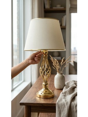 Decodelight Gold Kaplama Burgulu Toplu Metal Ayaklı 30'luk Açık Krem Şeritli Kumaş Şapkalı Abajur Masa Lambası