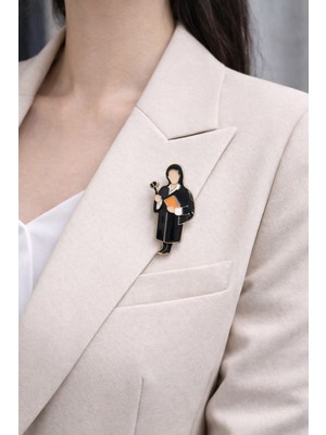 Herşey Nota Adalet Temalı Kadın Figürlü Broş Tokmak Detaylı Avukat Hediye Yaka Aksesuarı