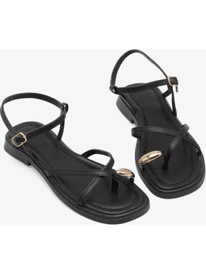 Tonny Black Kadın Siyah Rahat Kalıp Yüzük Detaylı Çapraz Sandalet