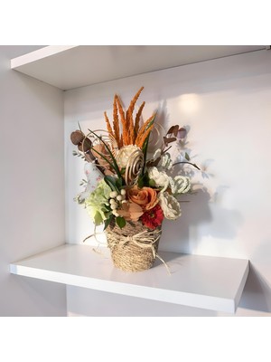 Florivya Hasır Saksıda Dekoratif Çiçek Aranjmanı – Masa Üstü Şık Tasarım