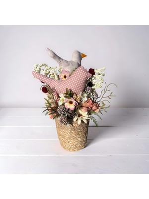 Florivya Kuş Figürlü Sepet Aranjmanı – Dekoratif Çiçek Tasarım