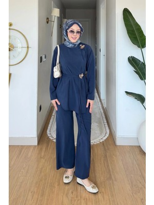 Tesettür Diyarı Ardila Modal Kumaş Yandan Bağlamalı Broşlu Tesettür Takım- Lacivert