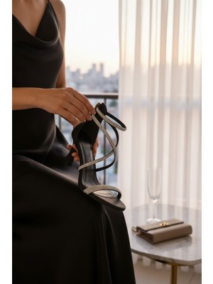 Enoch Kadın Çoklu Taşlı Bantlı Kadeh Topuklu Arkadan Fermuarlı Sandalet