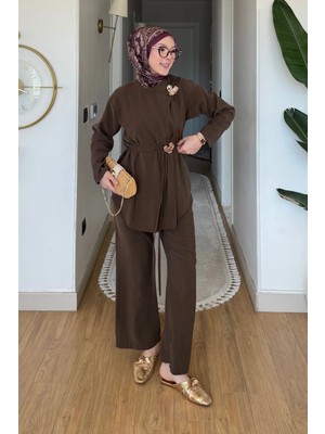 Tesettür Diyarı Ardila Modal Kumaş Yandan Bağlamalı Broşlu Tesettür Takım- Kahverengi