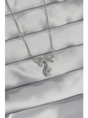 Uravas Store Çelik Gümüş Renk Zirkon Taşlı Fiyonk Detay Damla Kolye