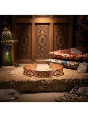 Home Lüks El Işçiliği Saf Bakır Kalp Gravürlü Kelepçe Bileklik - Ayarlanabilir Zarif Tasarım