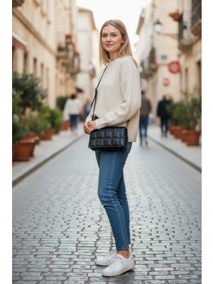 Dilorans Zincir Detaylı Trend Kapitone Desenli Siyah Omuz Çantası