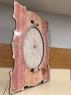 Saat Duvar Saati Pembe Kelebek Detaylı Boyut 66X48 cm