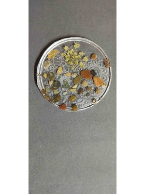 Miina Aksesuar Şeffaf Epoksi Reçine Içerisine Yerleştirilmiş Küçük Renkli Taşlar ve Kurutulmuş Çiçekler  Bulunan Dekoratif Bir Bardak Altlığıdır