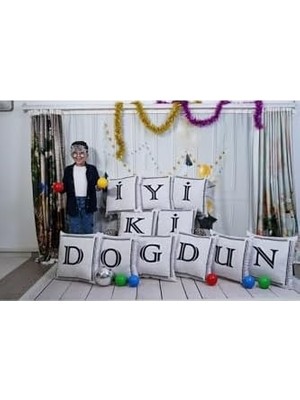 Teknocan Marketing Harfli Kırlent Kılıfı Kadife 43X43 cm Çift Taraflı V Harfi Kedi Desenli Evlilik Teklifi Doğum Günü