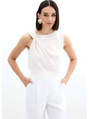 Sateen Bej Tek Omuz Detaylı Tokalı Kadın Bluz – Şık, Modern ve Zarif Tasarım