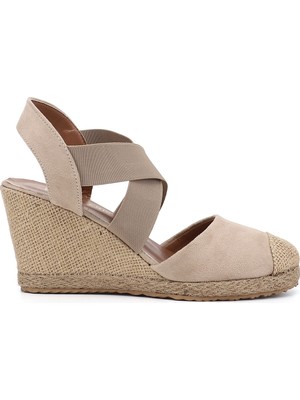 Gönderi(r) Kadın Bej Süet  Dolgu Topuklu Çapraz Lastik Bantlı Sandalet