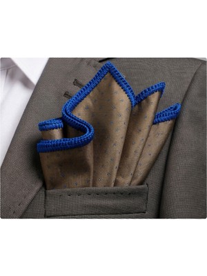 Exve Exclusive Sütlü Kahve Üzeri Mavi Kareli Kenarı El Işi Örgülü Cep Aksesuarı Yaka Mendili