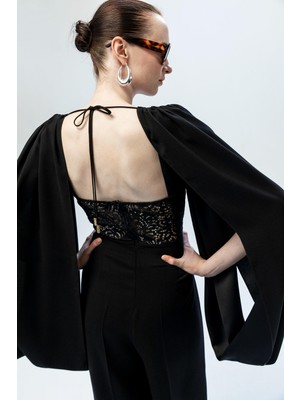 Kameya Dantel Detaylı Yırtmaç Kol Tulum