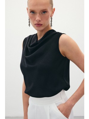 Sateen Siyah Degaje Yaka Saten Kadın Bluz – Kolsuz, Zamansız ve Şık Tasarım