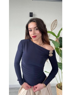 Şamdan Omuz Aksesuar Detaylı Asimetrik Yaka Bluz – Lacivert
