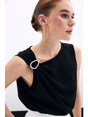 Sateen Siyah Tek Omuz Detaylı Tokalı Kadın Bluz – Zamansız Şıklık ve Modern Tasarım