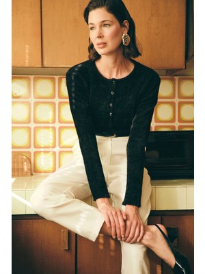 Sateen Siyah Düğmeli Sakallı Dokulu Kadın Triko Hırka – Yumuşak Dokulu, Şık ve Zamansız