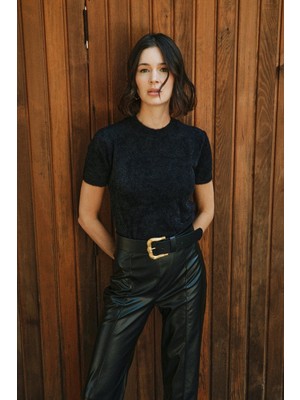 Sateen Siyah Sakallı Dokulu Kısa Kol Kadın Triko – Yumuşak Dokulu, Zamansız Şıklık