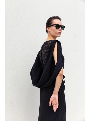 Kameya Dantel Detaylı Drapeli Uzun Elbise