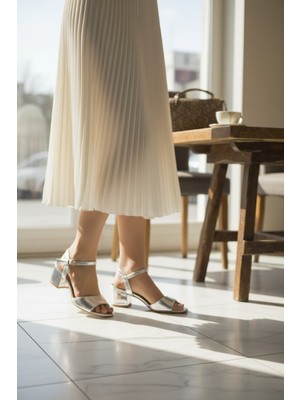 Enoch Kadın Tek Bantlı Kalın Topuklu Bilekten Bağlamalı Sandalet