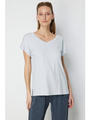 On Kadın Omuzları Taşlı V Yaka Pamuklu T-Shirt 71415 Gri