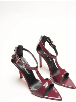 Ayakkabı Ateşi Bordo Rugan T-Bantlı Toka Detaylı Sivri Burun Ince Topuklu Stiletto Ayakkabı Tories